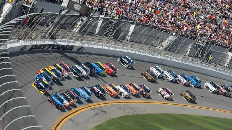 Can Nascar Cars Turn Right What Would Happen Explained Keepitgnarly Com